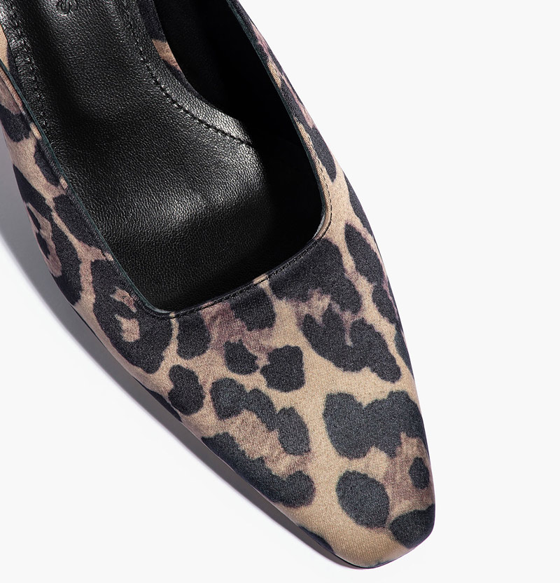 Precision lighting capturing Shoe texture