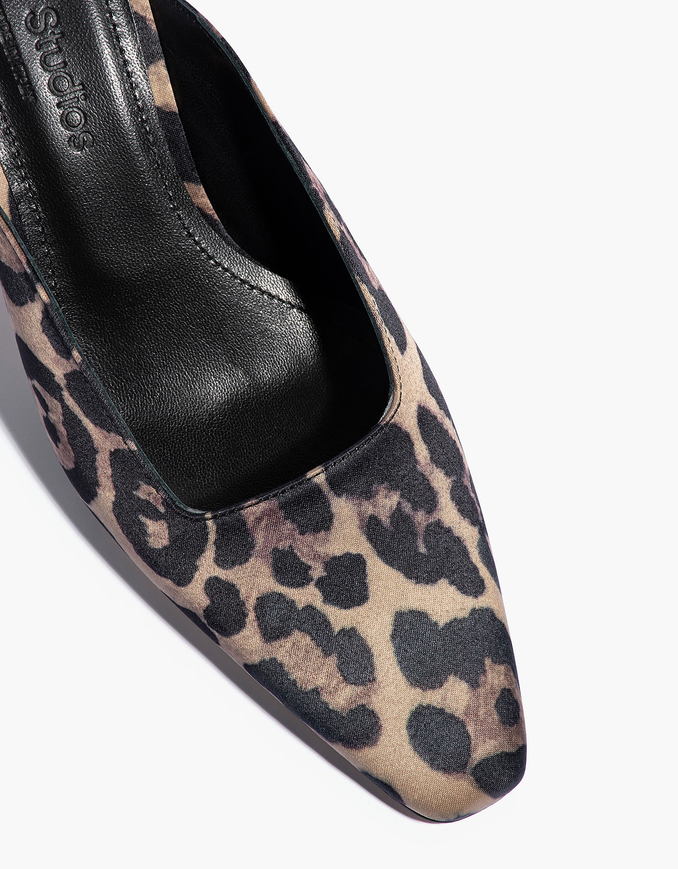 Precision lighting capturing Shoe texture